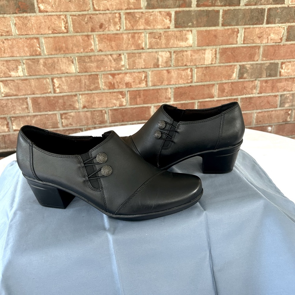 Size 8 1/2 M Black heeled casual/dress shoe. Like New
